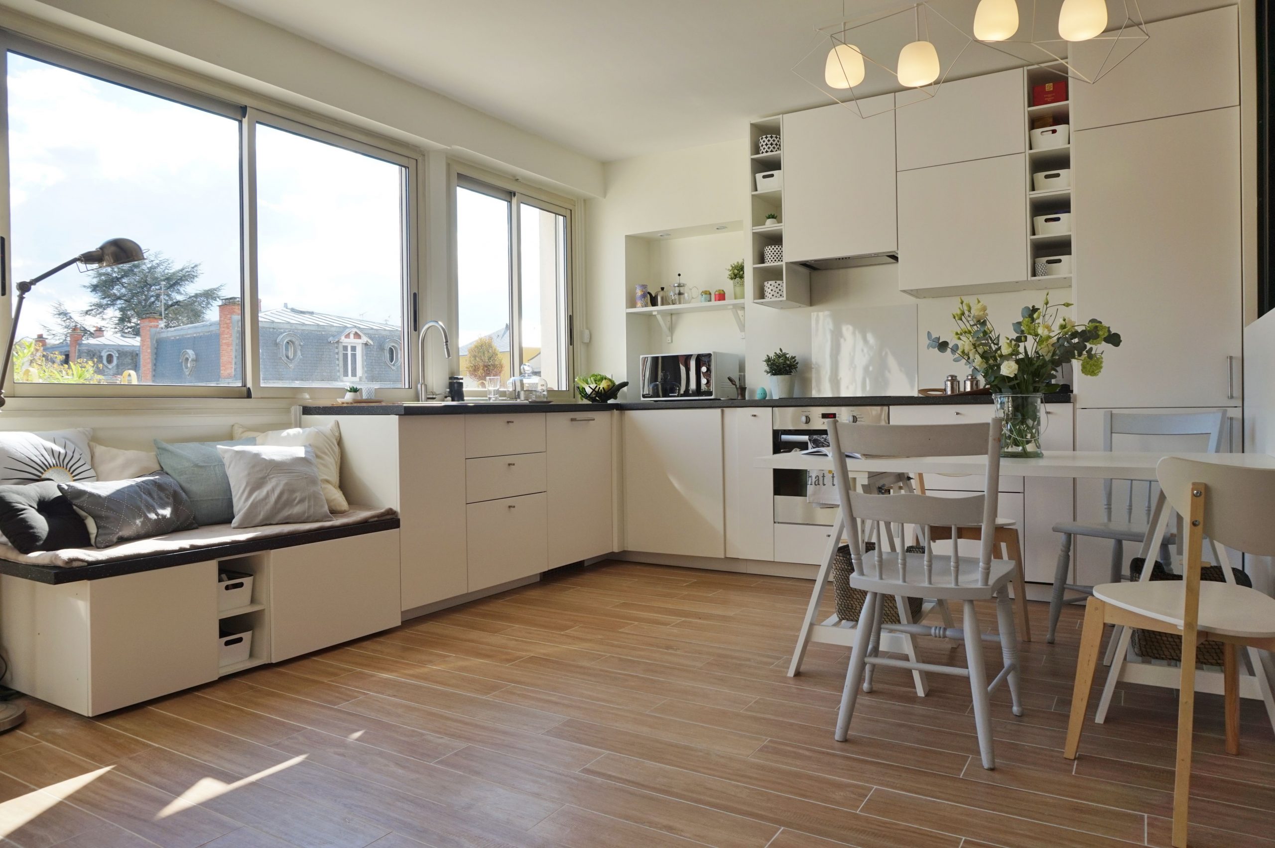 Cuisine Ouverte Blanche Dans Un Appartement Chic Et Chaleureux À Orsay ... dedans Aménagement Intérieur Meuble Cuisine Ikea
