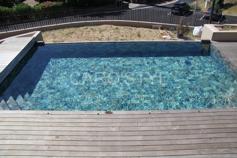 Piscine Verte En Carrelage Grès Cérame, Près De Hyères 83400 Var ... encequiconcerne Carrelage Salle De Bain Près De La Réunion