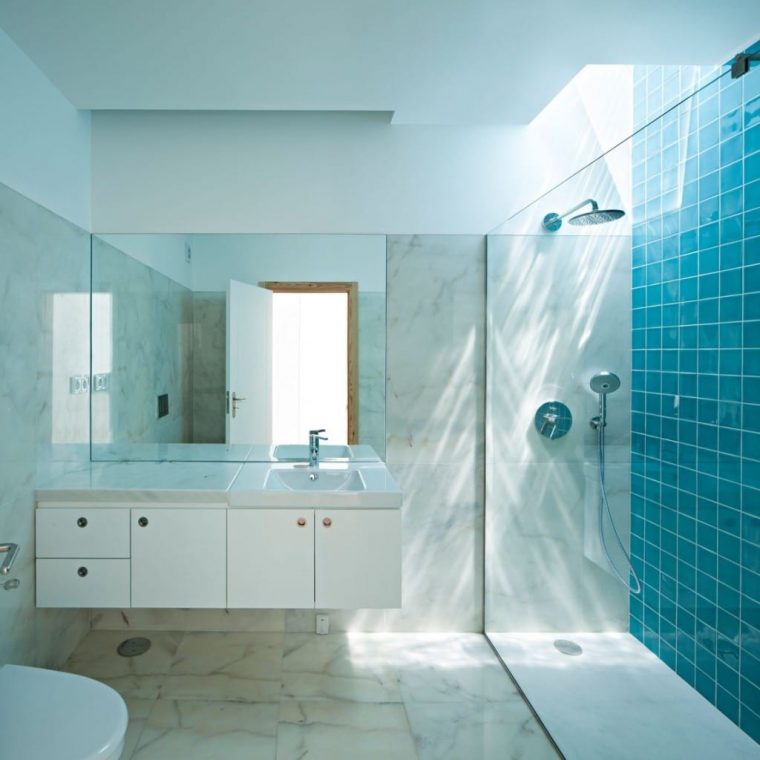 Salle De Bain Couleur Bleue: 20 Modèles ( Comme Dans Un Aquarium ) tout Carrelage Salle De Bain Selon Couleur