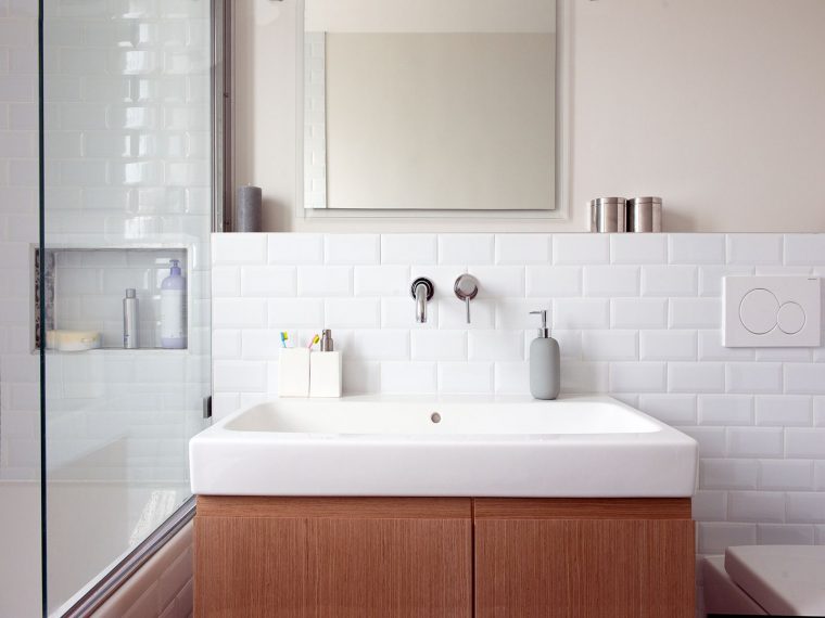 Salle De Bain Dans L'Air Du Temps, Carrelage Métro Et Chêne Clair ... destiné Carrelage Salle De Bain Évier